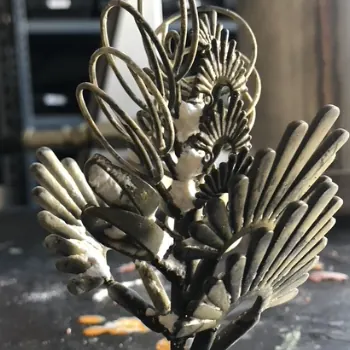Dark wax tree of fan and leaf shaped models